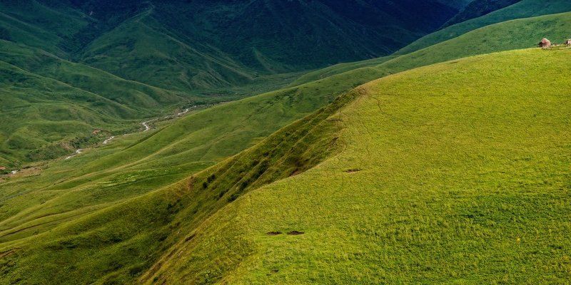 заилийский алатау,ушконыр,трёхглавая широкая вершина,озеро,лошади,лето,облака,трава,лето,юрта, Ушконурphoto preview