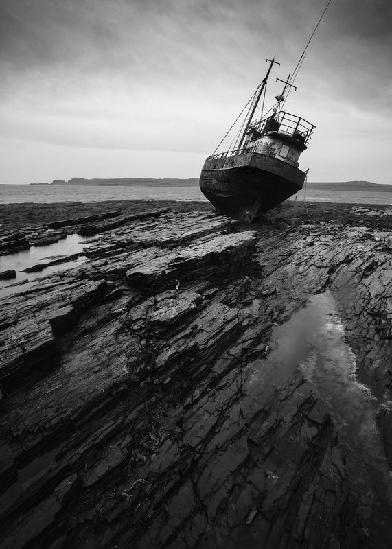 россия, заполярье, мурманская область, кольский полуостров, рыбачий, баренцево море, закат, сумерки, морской берег, скалы, корабль Побежденный бурей фото превью