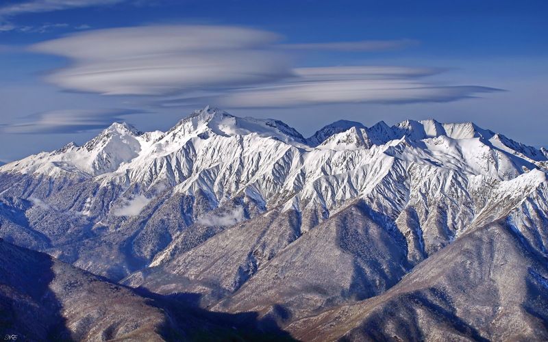 горы линзовые облака. Вершинаphoto preview