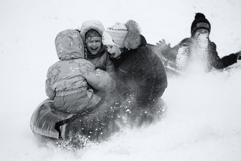 весна, дети, радость, горки, катание, снег В первый день весны.photo preview