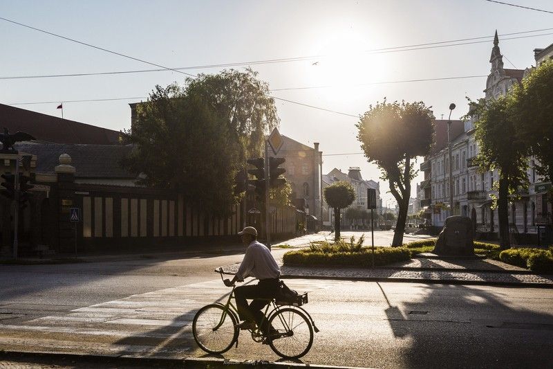 Люди, город, улица, жанр, человек, утро, свет, тени, велосипед, велосипедист,  ***photo preview