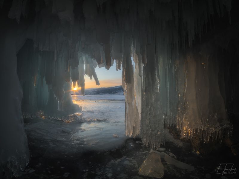 байкал, закат, солнце, грот, снег, лед, сосульки, ольтрек, уюга, курма, пещера В ледяной пещере на закатеphoto preview