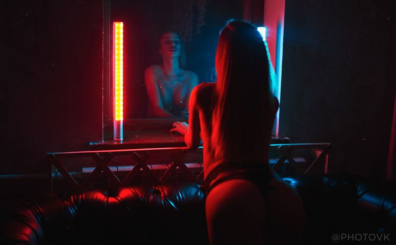 девушка, отражения, свет Город обманаphoto preview