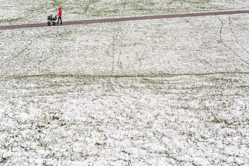 Люди, город, улица, жанр, человек, минимализм, красный, цвет, снег, трава, зеленый, белый,  ***photo preview