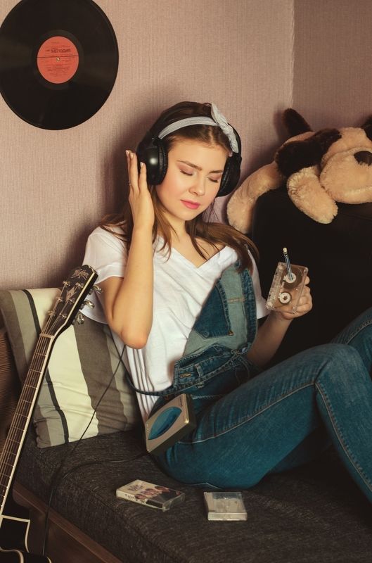 Девочка с плееромphoto preview