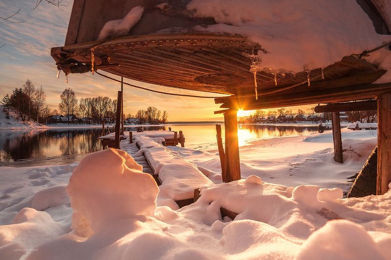 зима, солнце, закат, берег, снег, лед, лодка, деревня Закат над Волгойphoto preview