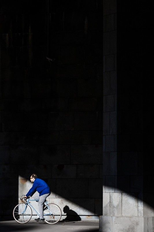 Люди, город, улица, жанр, свет, тени, вечер, велосипед, велосипедист, цвет, синий, минимализм,  ***photo preview