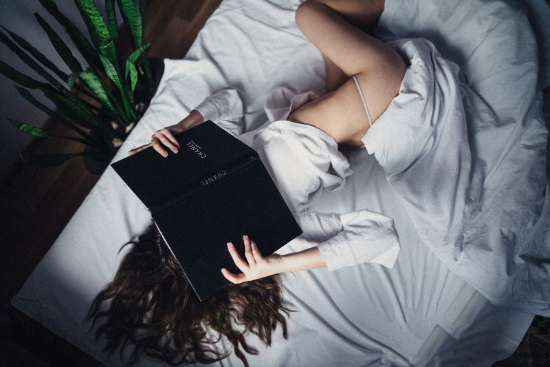 bed., girl, book portraitphoto preview