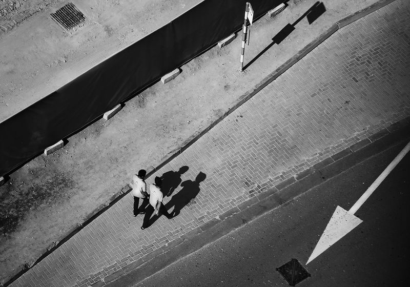 стрелка, дорога, направление, диагональ, тень, пешеходы, тротуар, ритм Поймать Покемонаphoto preview