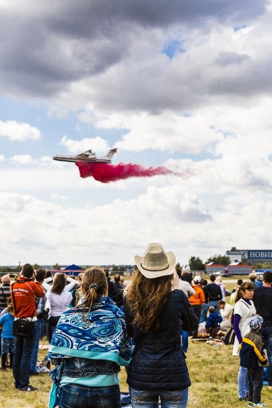 Люди, город, улица, жанр, человек, самолет аэрошоу, шляпа, небо,  ***photo preview