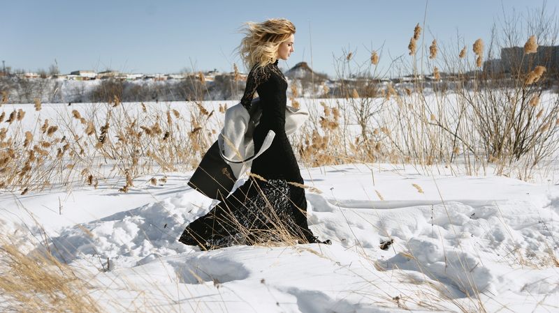 девушка, юность, молодость, зима, снег из луговых цветов плела себе венокphoto preview