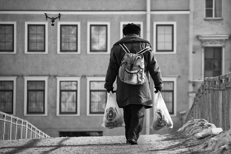 дрон, квадракоптер, питер, кульки, дикси, дед, ушанка, пакеты, мост, надзор, слежка, ноша Жизнь под надзоромphoto preview