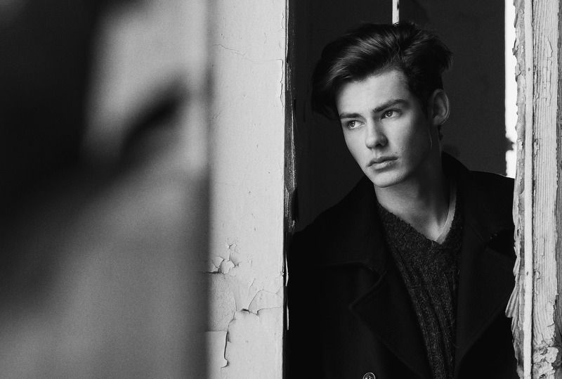 phfranpolonskiy franpolonskiy franpolonskiyphotographer man boy monochrom bw blackandwhite window winter portrait fashion beautiful young [ Yan Marchenko ]photo preview