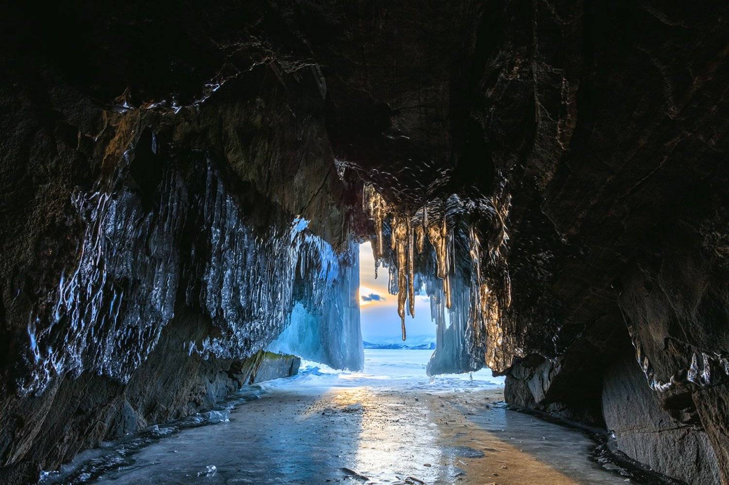 Закатный свет в гроте на Байкале. Автор: Максим Стриганов , Максим Стриганов