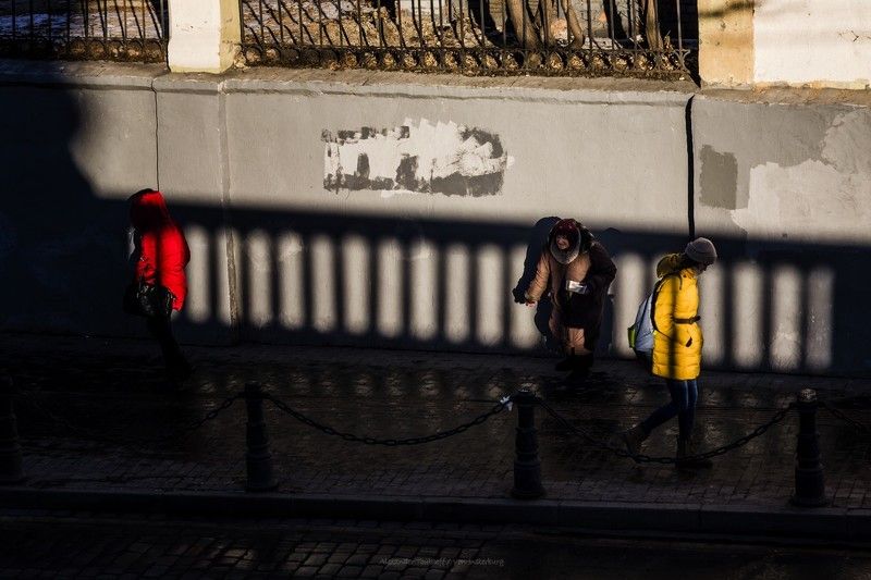 Люди, город, улица, жанр, свет, тени, утро, цвет, красный, желтый,  ***photo preview