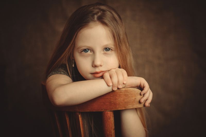 девочка, взгляд, ребенок, студия, руки, стул, волосы, лицо, тепло, комната Полинаphoto preview
