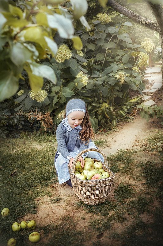 девочка, дети, яблоневый сад Яблоневый садphoto preview