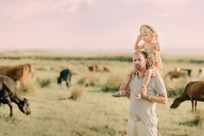 папа, ребенок, девочка, корова, животное, животные, лето, деревня, село, природа, kids, child, nature, family ***photo preview