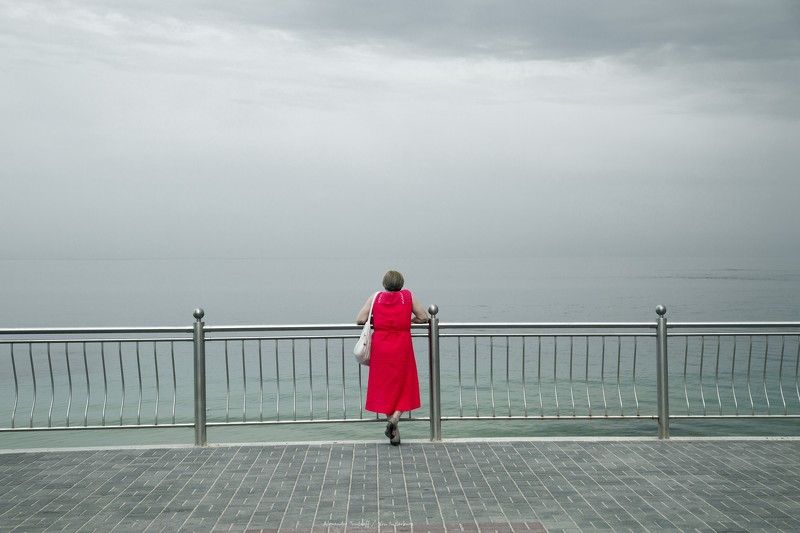 Люди, город, улица, жанр, променад, цвет, красный, человек, минимализм, море, берег,  ***photo preview