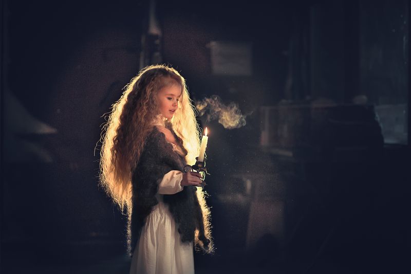 Девочка со свечкойphoto preview