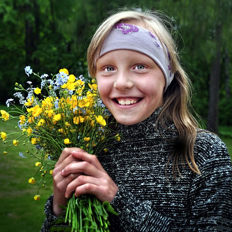 девушка, цветы, детство Девушка с букетом цветовphoto preview