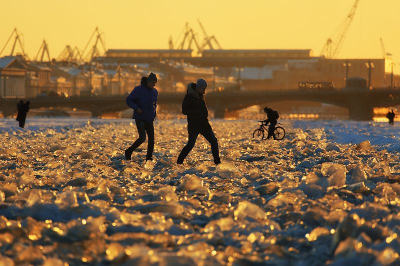 нева, река, лёд, ледышки, закат, мост, велосипед, пешеходы Мартовские Невоходыphoto preview