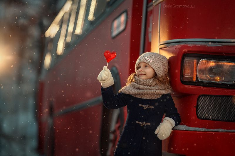 портрет, дарья громова, фотография, фото, фотоарт, фотограф, закат, детский портрет, дети, ребенок, сестры, малыш, девочка, мальчик, детская, фотосессия, фотосъемка, леденец, автобус, красный ***photo preview