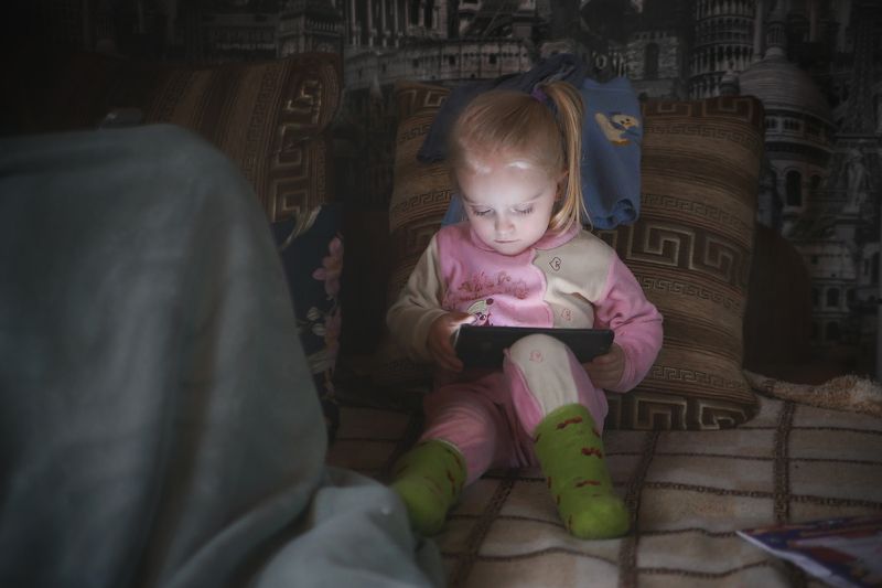 Семья, детство, портрет, жанр, цвет, ребёнок, технологии, childhood, child, portrait, color, family  Роксана и планшет фото превью