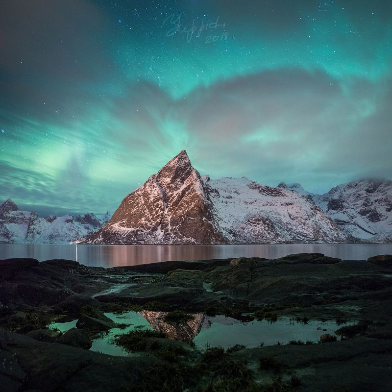 Северное сияние над горой Олстинденphoto preview