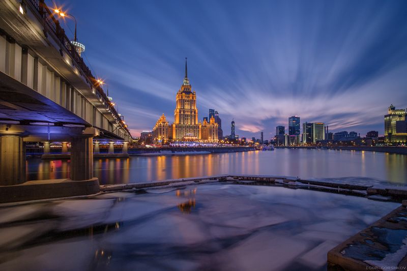 москва,вечер,закат,архитектура,река,высотка,украина,гостиница,отель,radisson royal,длинная выдержка,набережная,пейзаж,город,огни,подсветка, Мартовский вечер на Краснопресненской набережной.photo preview