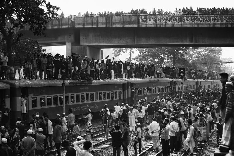 бангладеш, дака, движение, дорога, крыша, мусульмане, вокзал, толпа, поезд, прибытие, мост, праздник, народ Яблоку упасть негдеphoto preview