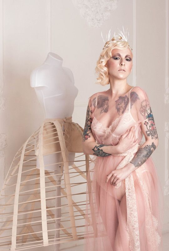 манекен, девушка, цветы, тату, неформальная модель, ретро, стилизация Нежная неформальностьphoto preview