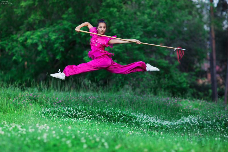 ушу, кунфу, кунгфу, девушка-воин, воительница, копье, таолу, прыжок, оружие ушу Ушуphoto preview