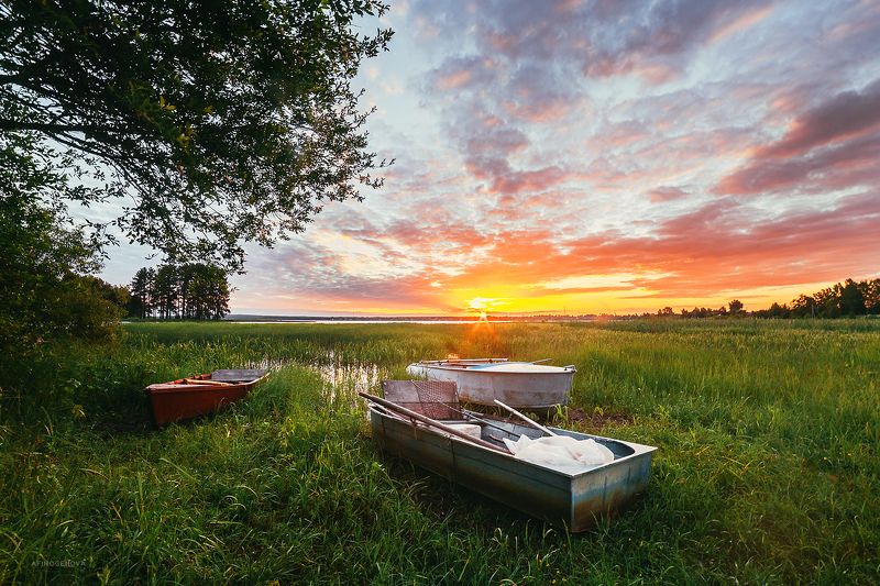 утро, рассвет, озеро, берег, лодка, небо, облака, лето В лучах Солнцаphoto preview