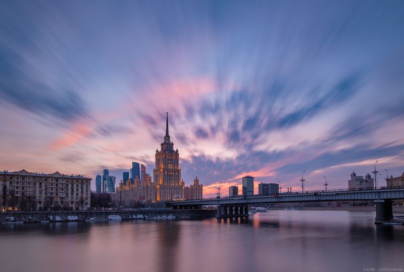 москва,вечер,закат,архитектура,река,высотка,украина,гостиница,отель,radisson royal,длинная выдержка,набережная,пейзаж,город,огни,подсветка, Мартовский закат на Смоленской набережнойphoto preview