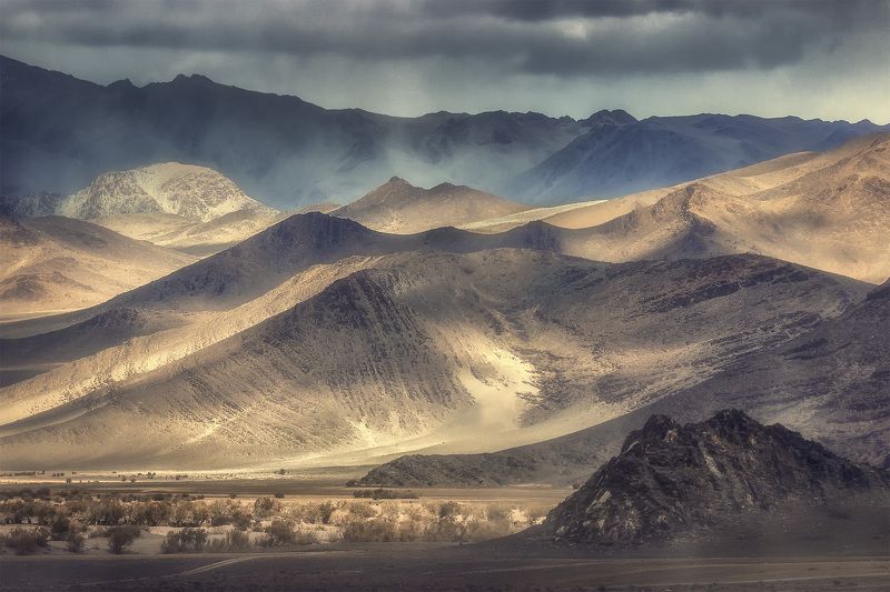 монголия Блуждают тени по Монгольским горамphoto preview