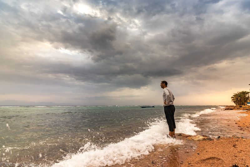 Resisting to wind фото превью