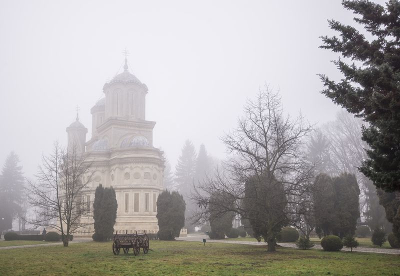 Туманное утро в монастыреphoto preview