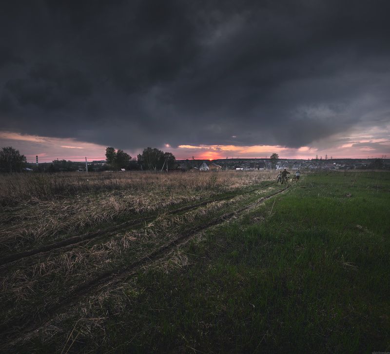 #пейзаж #подмосковье #природа #человек #жизнь #реализм #закат #путь  / Там, на краю... / photo preview