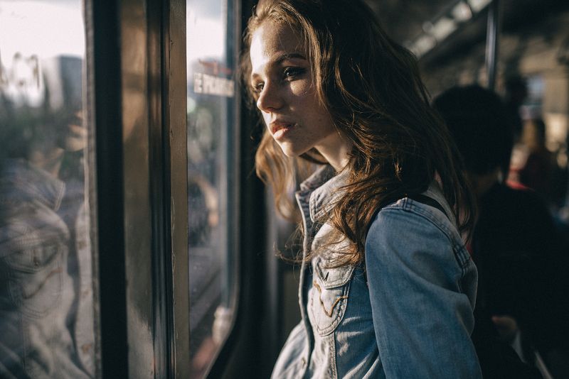 студент, студентка, поезд, вагон, метро, солнце, стекло, окно, девушка, женщина, рюкзак С учебы домойphoto preview