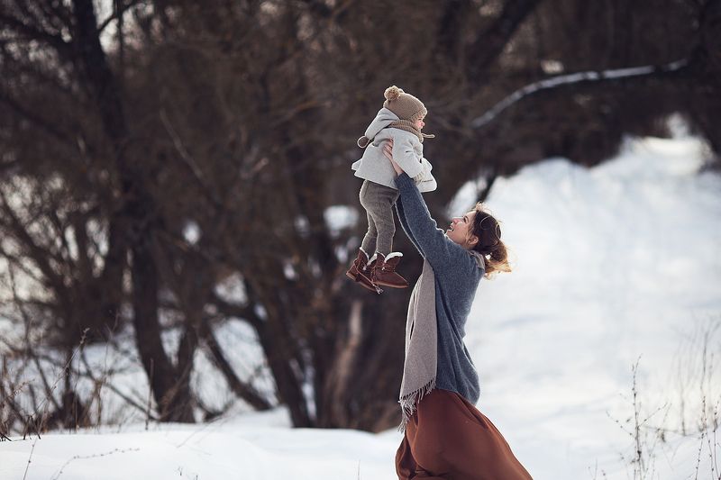 семья мама дочка весна счастьеphoto preview