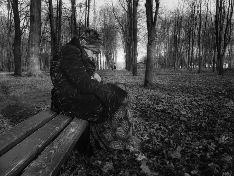 женщина,бабуля,жанр,улица,скамейка,молодые люди photo preview