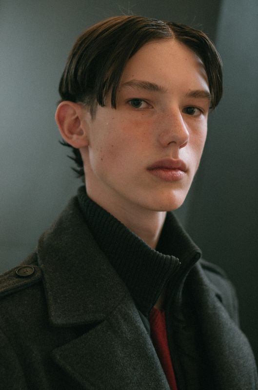 портрет человек свет fashion свет взгляд парень man пальто образ Егорphoto preview