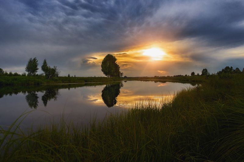 вечер,закатное солнце, озеро ,отражение неба в воде,облака Облачно,с прояснениями, местами грозы...photo preview