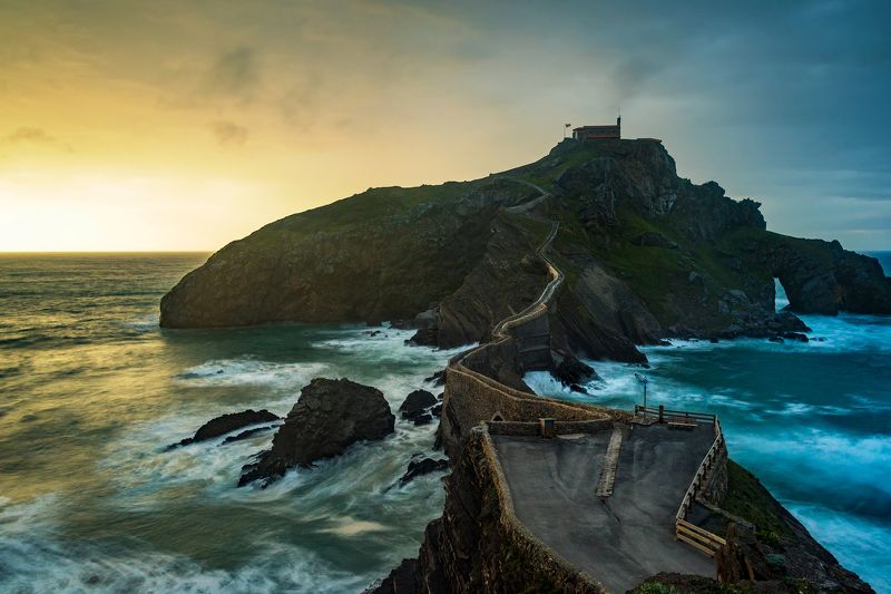 Между два святаphoto preview