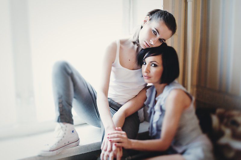 девушки, би, окно * * *photo preview