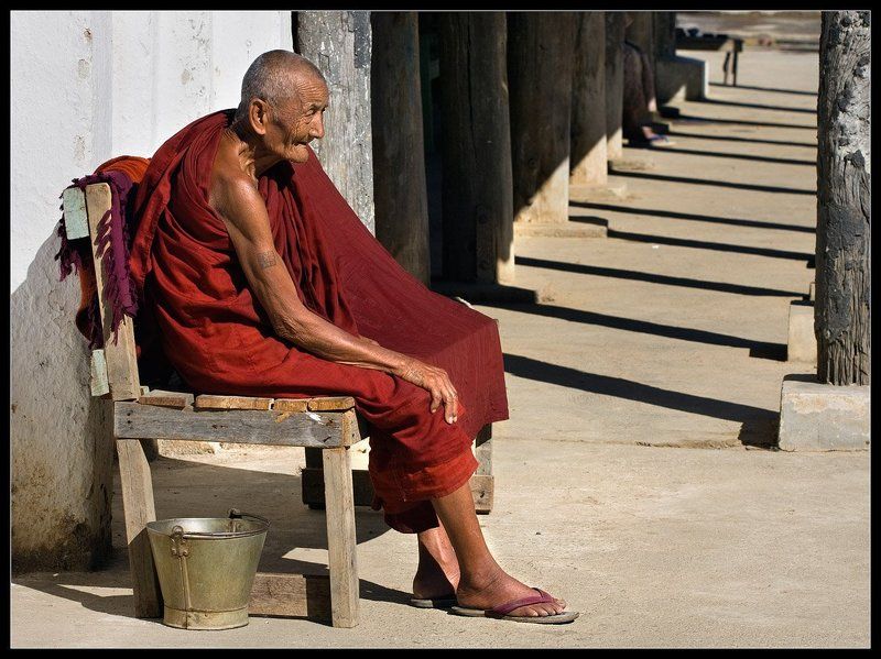 бирма, мьянма, монах Думы о былом.....photo preview
