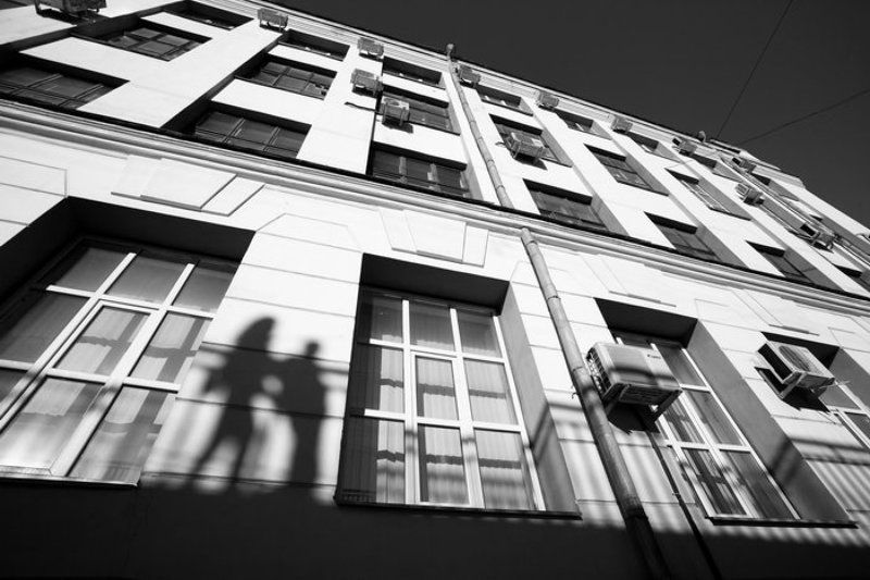 свидание, парень, девушка, город, тени, окна, вечер Свидание.photo preview