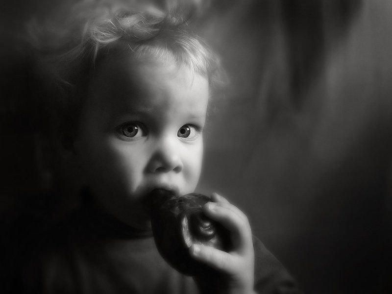 ребенок,  свистулька Мальчик со свистулькойphoto preview