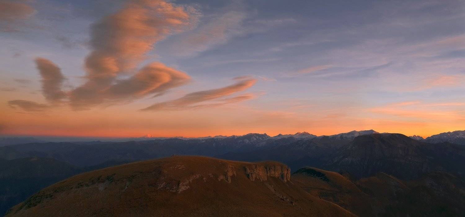 В последних красках заката. Автор: ФЁДОР горы, кавказ, сундуки, гкх, закат, ФЁДОР